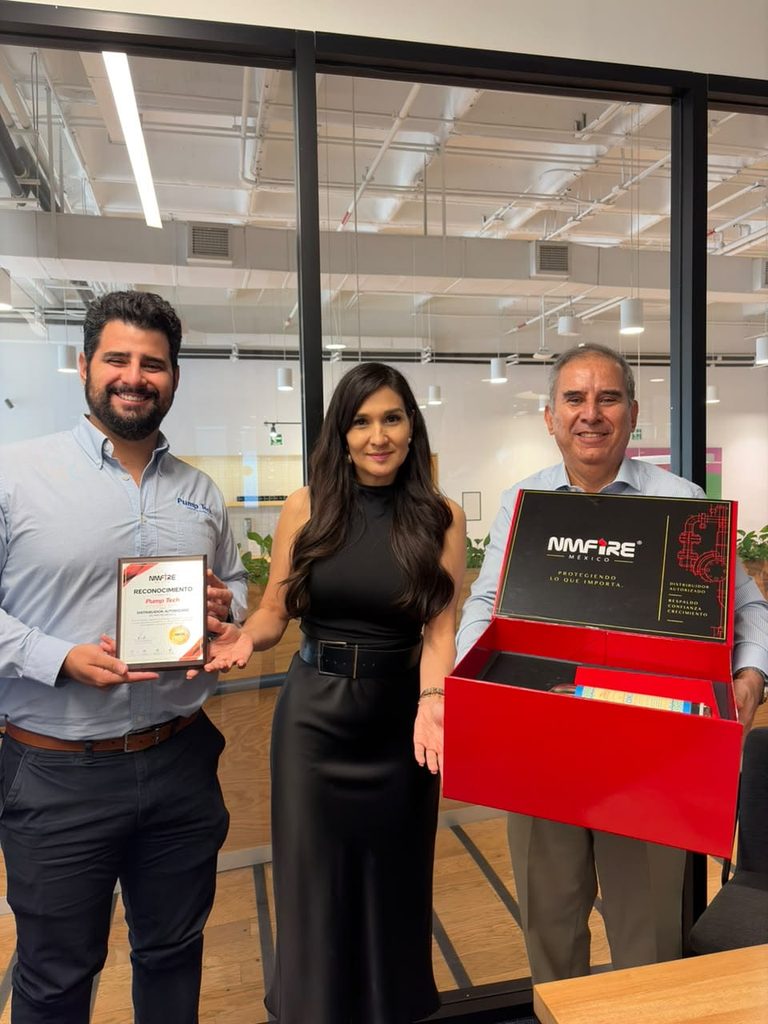 Representantes de NMFIRE México y PumpTech celebran su alianza comercial y entrega de reconocimiento como distribuidor autorizado.