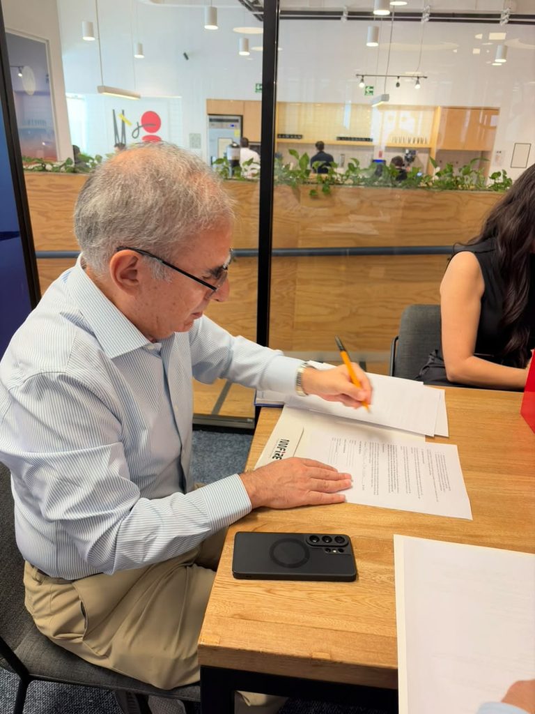 Representante de NMFIRE México durante la firma del acuerdo de distribución con PumpTech.